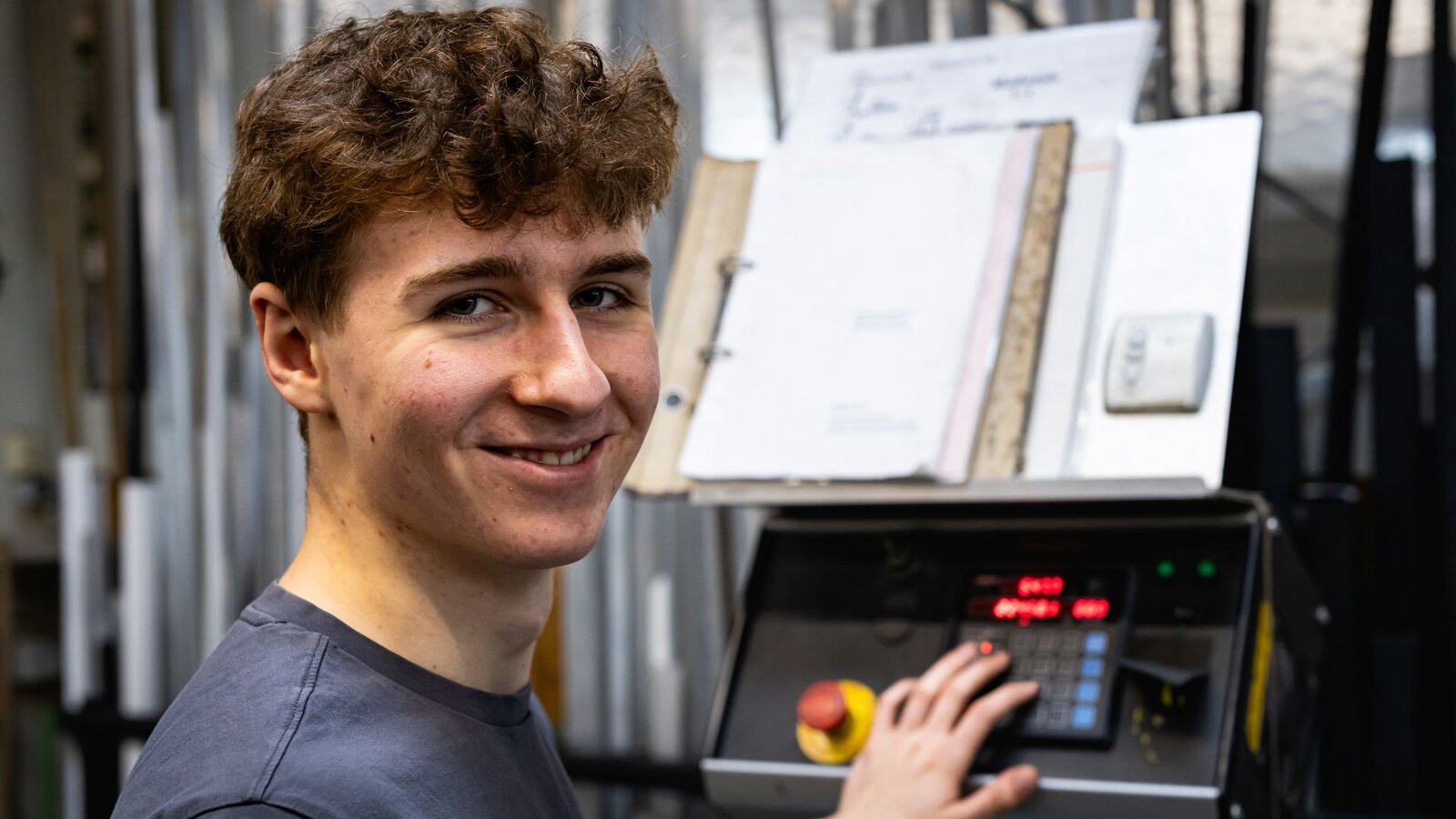 Luke<br>Azubi Metallbau „Die Ausbildung hier ist spannend und abwechslungsreich – ich lerne alles von der Fertigung bis hin zur Montage. Besonders gefällt mir, dass ich von Anfang an in echte Projekte eingebunden werde.“