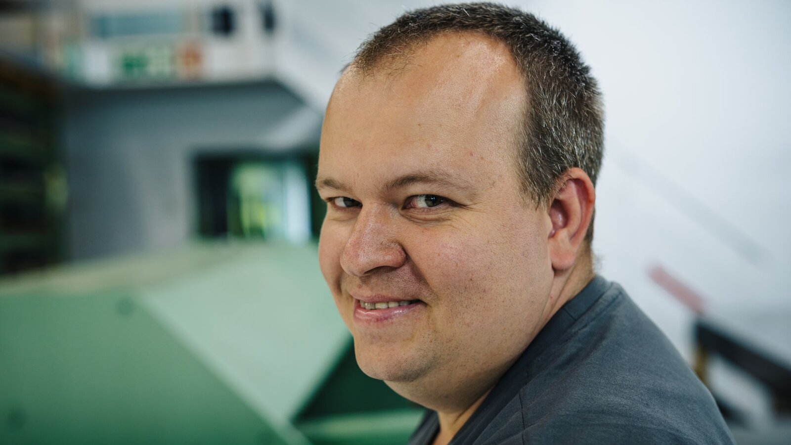 Ilja<br>Fertigung „Ich arbeite gerne hier, weil ich täglich mit modernen Maschinen und hochwertigen Materialien arbeite. Das Team ist klasse, und wir unterstützen uns gegenseitig, um beste Ergebnisse zu erzielen.“