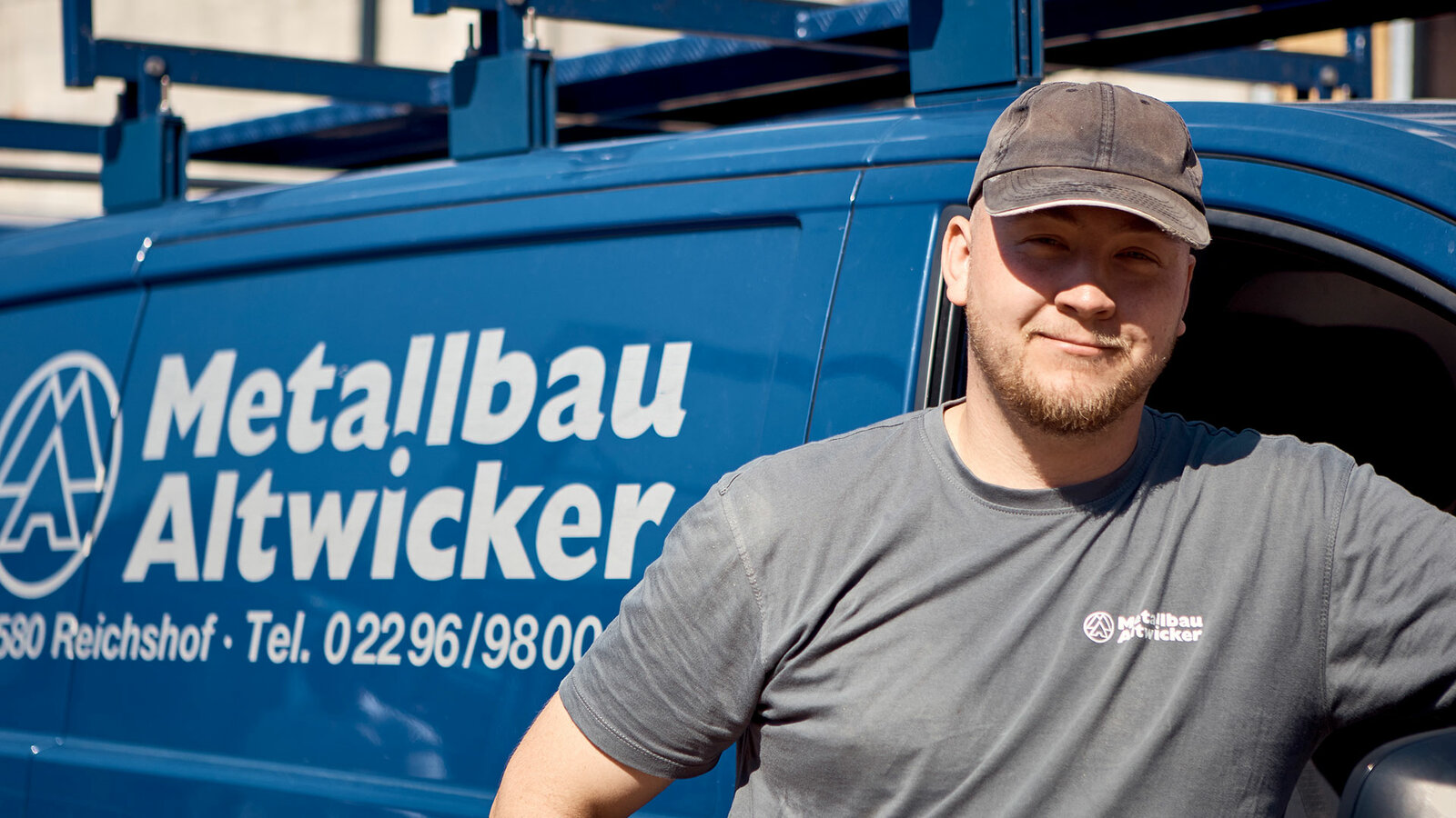 "Metallbau Altwicker hat mich dabei unterstützt meine angefangene Dachdeckerausbildung auf eine Ausbildung als Metallbauer zu wechseln. Das war definitiv der richtige Schritt! Bei Altwicker unterstützen sich immer alle, ob beruflich oder auch bei privaten Vorhaben.“