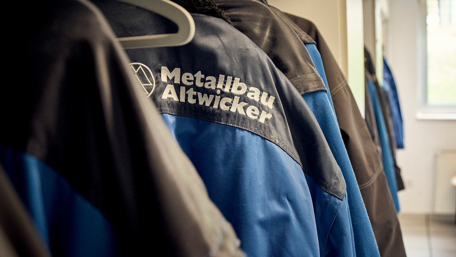 "Ich arbeite seit einigen Jahren als Monteur bei Metallbau Altwicker. Was mich besonders an meiner Arbeit fasziniert, ist die Atmosphäre auf den Baustellen. Jede Baustelle und jeder Kunde ist anders und das macht meine Arbeit abwechslungsreich und spannend."