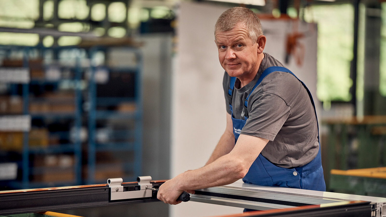 „Seit 2005 arbeite ich bei Metallbau Altwicker in der Produktion. Wir können jeden Tag stolz auf das Geleistete sein. Wenn ich an unseren Projekten in der Region vorbeifahre sehe ich direkt, wofür ich hier arbeite.“