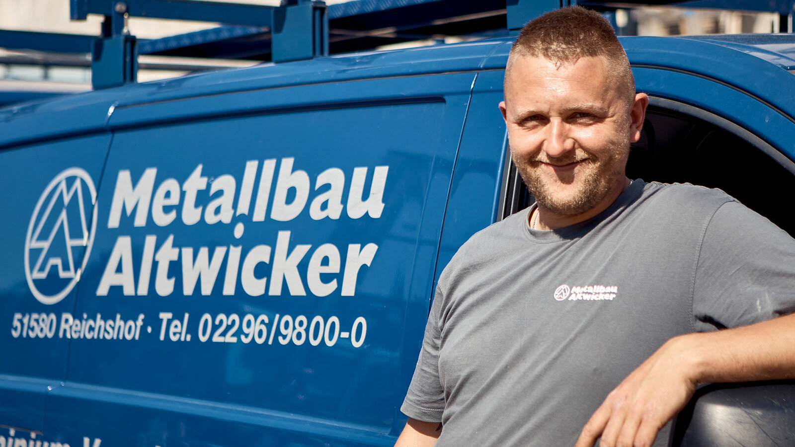 „Vor 12 Jahren habe ich meine Ausbildung bei Metallbau Altwicker begonnen. Seitdem bin ich ohne Unterbrechung im Unternehmen und kann sagen, dass wir uns insbesondere in den letzten 5 Jahren extrem nach vorne entwickelt haben. Das Team und der Zusammenhalt sind einfach gut.“