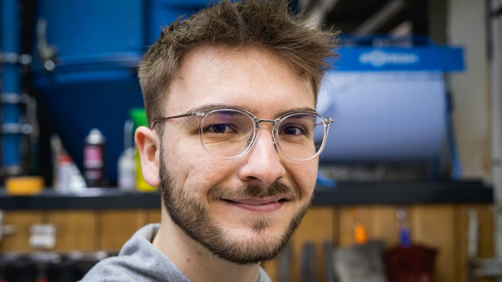 Mark<br>Verwaltung „In der Verwaltung habe ich abwechslungsreiche Aufgaben und arbeite mit allen Abteilungen zusammen. Die Arbeitsatmosphäre ist angenehm, und es gibt immer neue Herausforderungen, die mich weiterbringen.“
