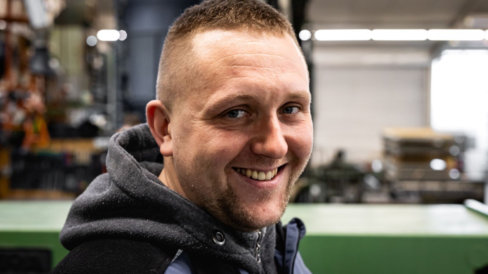 Matthias<br>Montage "Vor einigen Jahren habe ich meine Ausbildung bei Metallbau Altwicker begonnen. Seitdem bin ich durchgängig im Unternehmen tätig und kann sagen, dass wir uns in den letzten Jahren enorm weiterentwickelt haben. Das Team und der Zusammenhalt sind einfach großartig."